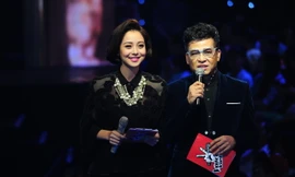 Jennifer Phạm kiêu sa bên MC Thanh Bạch.