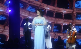 Cô gái mang hai dòng máu Azerbaijan và Việt Nam Sevinch gây ấn tượng trong liveshow 4 của chương trình X Factor - Nhân tố bí ẩn tối 17/8 với ca khúc kinh điển Somewhere over the rainbow.