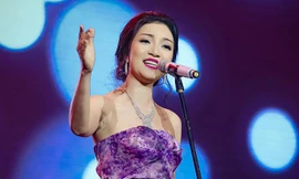 Phạm Thu Hà trình diễn trong sự kiện 'Woman in Music'.