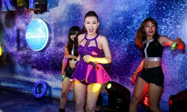 Cuối tuần qua, ca sĩ Thu Thủy đã trở thành khách mời đặc biệt trong đêm nhạc Art of Celebration diễn ra tại một tụ điểm âm nhạc ở Hà Nội. Đây cũng là lần đầu tiên Thu Thủy ra Thủ đô biểu diễn sau khi làm đám cưới.