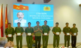 Đại tá Nguyễn Hữu Trí (thứ tư từ trái sang), Phó Giám đốc công an tỉnh Tiền Giang trao khen thưởng cho tập thể cán bộ có thành tích xuất sắc trong công tác tấn công tội phạm dịp Tết Nguyên đán 2014