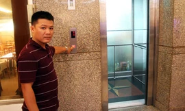 Thang máy xảy ra sự cố. Ảnh: An Nhơn.