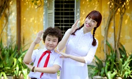 Pha Lê mặc áo dài trắng, hóa cô giáo dịu dàng