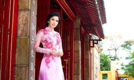 Vợ Phan Thanh Bình quyến rũ với áo dài sặc sỡ