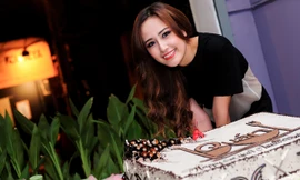 Mai Phương Thúy mở tiệc chúc mừng nhà hàng tròn 1 năm làm ăn kinh doanh suôn sẻ.