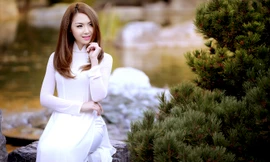 Jennifer Chung đẹp dịu dàng với áo dài tinh khôi