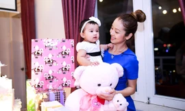 Bé Na, con gái Jennifer Phạm xinh như công chúa trong lễ thôi nôi hôm 10/6.
