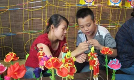 Thiếu nhi thích thú tập làm nghệ nhân