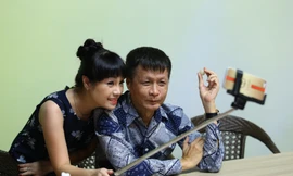 Ngọc Khuê nhí nhảnh chụp ảnh 'tự sướng' cùng vị đạo diễn khó tính Lê Hoàng trong hậu trường.