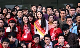 [ẢNH] Hoa hậu Kỳ Duyên trong vòng vây bạn bè