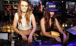 Cặp đôi KimKat chơi nhạc tại một quán bar sôi động ở TP. HCM.