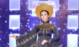 Hoa hậu Thu Hoài hóa 'Nữ Oa' trên sàn diễn thời trang.