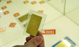 Vàng trong nước ngược chiều thế giới