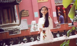 'Gái một con' Kim Hiền đẹp ngây ngất với áo dài