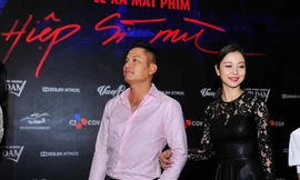 Vợ chồng Jennifer Phạm tay trong tay đến chúc mừng Mr. Đàm ra mắt phim mới.