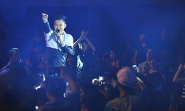 Dương Triệu Vũ diễn cực 'sung' trong vòng vây khán giả.