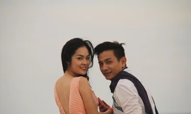 Dương Cẩm Lynh và nam diễn viên Đình Toàn tình tứ ở Pháp.