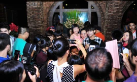 Sơn Tùng MTP bị fans bao vây sau khi biểu diễn.