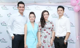 Hoa hậu phu nhân Thu Hoài và em gái (áo xanh) rạng rỡ bên dàn mẫu nam.