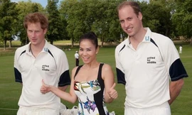 Thu Minh xinh đẹp rạng rỡ bên hai hoàng tử Harry và William.