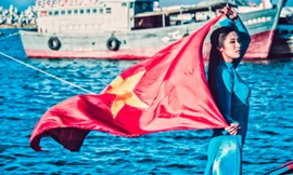 Ngọc Hân gây xúc động khi tung cờ đỏ sao vàng ở Lý Sơn