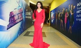 Á hậu các Dân tộc Sơn Thị Dura lộng lẫy với đầm đỏ