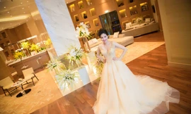 Phạm Hương lộng lẫy, quyến rũ với váy cưới thương hiệu John Kim.