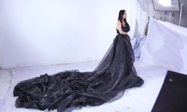 Thí sinh thi nhau tạt sơn vào váy của Trương Ngọc Ánh