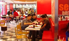 Cùng với khoai tây chiên KFC, Bộ cũng yêu cầu lấy 3 mẫu bim bim ngẫu nhiên trên thị trường để đem đi xét nghiệm chất gây ung thư.