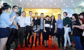 Fans vây kín các diễn viên của 'Hương Ga'.