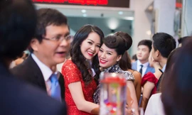 Á hậu Thụy Vân và BTV Ngọc Trinh thân thiết trước ống kính.