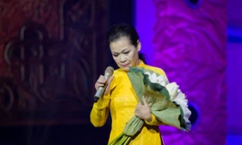 Video: Khánh Ly hát 'Chờ nhìn quê hương sáng chói'