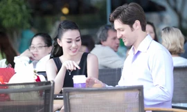 Khánh My tình tứ bên bạn diễn ngoại quốc điển trai