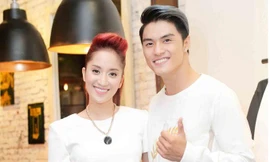 Khánh Thi tươi tắn tới chúc mừng Lâm Vinh Hải lên chức ông chủ.