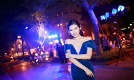 Á hậu Tú Anh khoe vòng một gợi cảm.