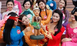 Thí sinh Hoa hậu làm quen với các trò chơi dân gian. 