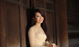 Lê Huỳnh Thúy Ngân quyến rũ với áo dài cách điệu