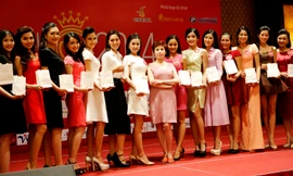 Chị Đặng Thanh Hằng - Tổng giám đốc Thanh Hằng Beauty Medi, cố vấn chăm sóc sức khỏe và sắc đẹp của cuộc thi Hoa hậu Việt Nam 2014 trong buổi tư vấn cùng các thí sinh. Ảnh: Hồng Vĩnh.