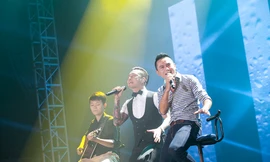 Tuấn Hưng và Tú Dưa tái hiện một nửa của nhóm 'Quả dưa hấu' trên sân khấu Hải Dương.