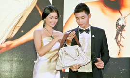 Trương Thị May và MC cùng điều hành phiên đấu giá gây quỹ từ thiện.