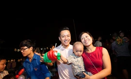 Tuấn Hưng phá cỗ trung thu cùng trẻ nghèo bãi giữa sông Hồng.