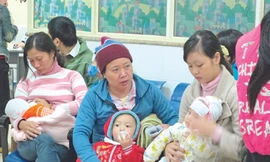 Chuyển mùa, nhiều trẻ nhập viện