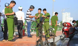 Xe điện cháy trơ khung sắt trên cầu Rồng