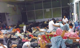 Quá tải bệnh nhân tại một bệnh viện ở Hà Nội Ảnh: P.V