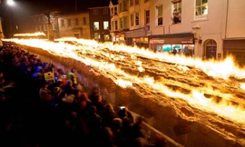 Cảnh tượng vô cùng đẹp mắt trong đêm lửa trại ở Anh