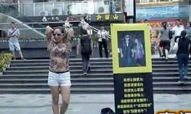 Thiếu nữ nhảy thoát y giữa phố xin tiền… phẫu thuật thẩm mỹ