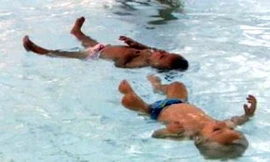 Kinh ngạc trước khả năng bơi của cặp song sinh 9 tháng tuổi