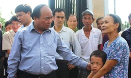 Phó Thủ tướng Nguyễn Xuân Phúc thăm hỏi người dân bị ảnh hưởng do bão lũ Ảnh: Nguyễn Thành