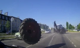 Bánh xe tự rơi khỏi máy kéo, hạ gục hai ôtô