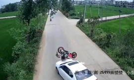 Ôtô đột ngột đánh lái sang làn ngược chiều khiến môtô 'vạ lây'